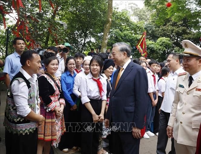 18-1779076723-anh-sang-ho-chi-minh-soi-duong-cho-chung-ta-di