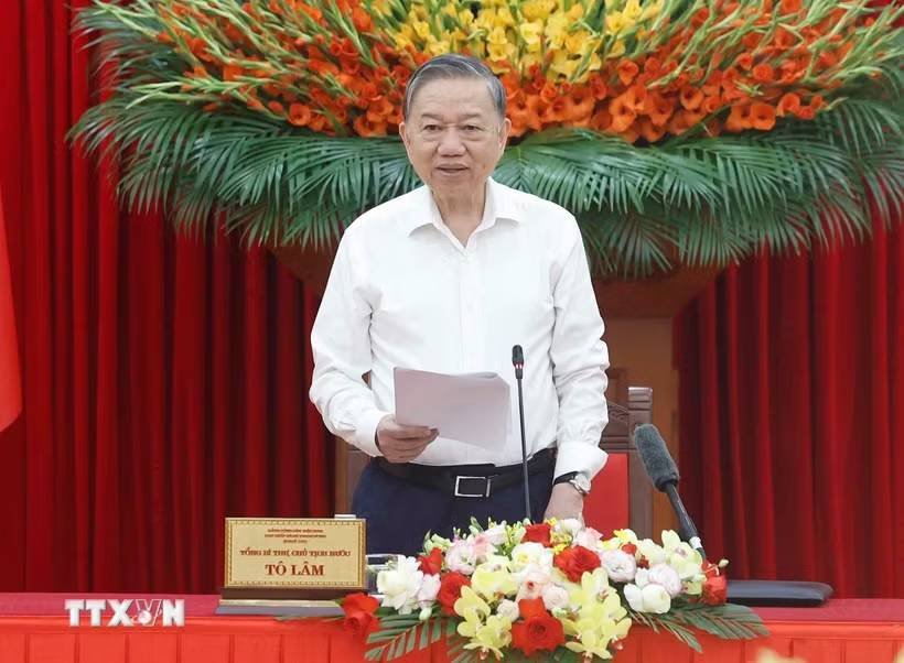 18-1779076723-anh-sang-ho-chi-minh-soi-duong-cho-chung-ta-di