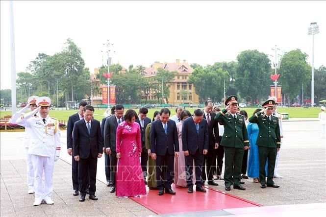 19-1779158426-lanh-dao-dang-nha-nuoc-vao-lang-vieng-chu-tich-ho-chi-minh