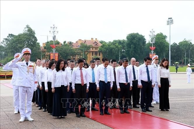 19-1779158426-lanh-dao-dang-nha-nuoc-vao-lang-vieng-chu-tich-ho-chi-minh