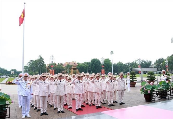 19-1779158426-lanh-dao-dang-nha-nuoc-vao-lang-vieng-chu-tich-ho-chi-minh