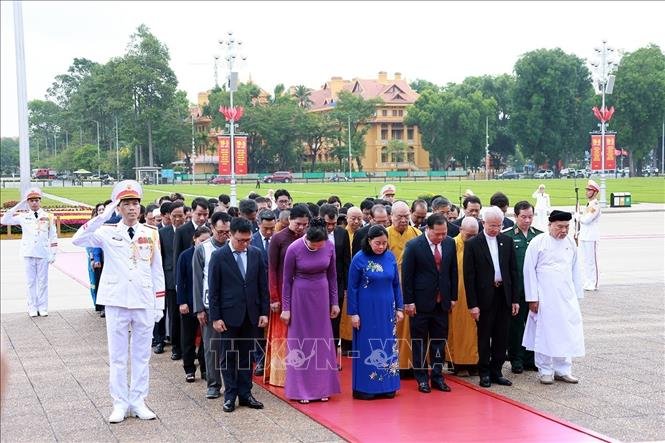19-1779158426-lanh-dao-dang-nha-nuoc-vao-lang-vieng-chu-tich-ho-chi-minh