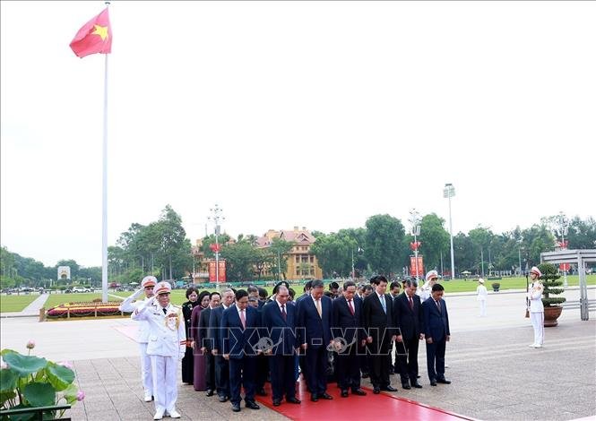 19-1779158426-lanh-dao-dang-nha-nuoc-vao-lang-vieng-chu-tich-ho-chi-minh