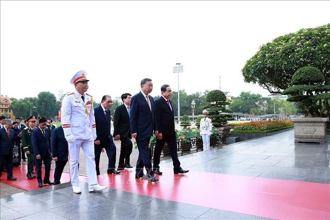 19-1779158426-lanh-dao-dang-nha-nuoc-vao-lang-vieng-chu-tich-ho-chi-minh