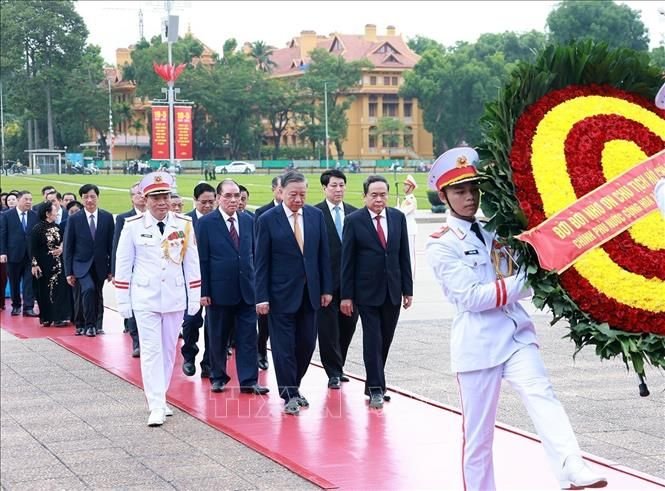 19-1779158426-lanh-dao-dang-nha-nuoc-vao-lang-vieng-chu-tich-ho-chi-minh