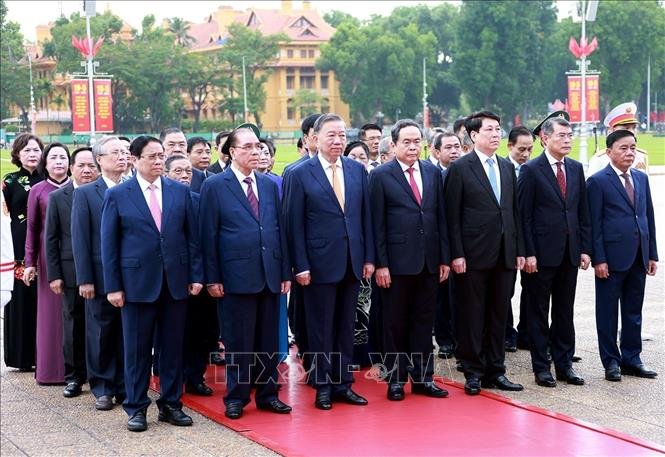 19-1779158735-lanh-dao-dang-nha-nuoc-vao-lang-vieng-chu-tich-ho-chi-minh