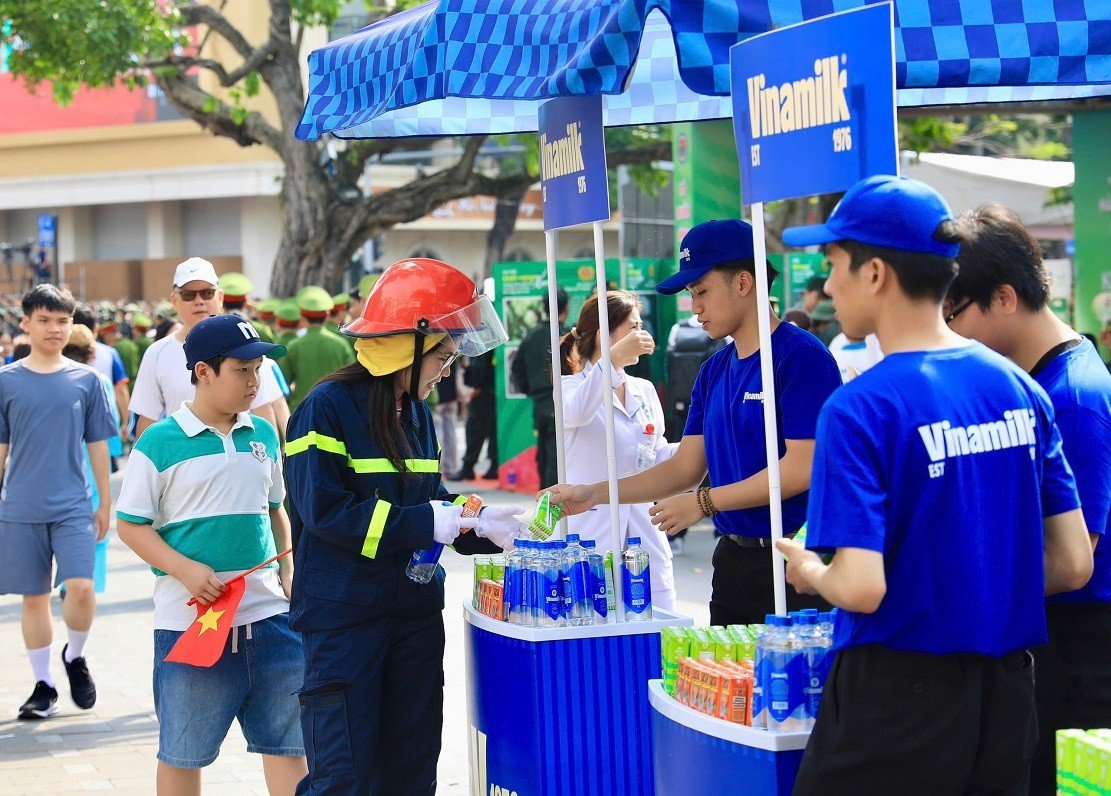 01-1780273518-40000-san-pham-dinh-duong-vinamilk-tiep-suc-chuong-trinh-to-quoc-binh-yen