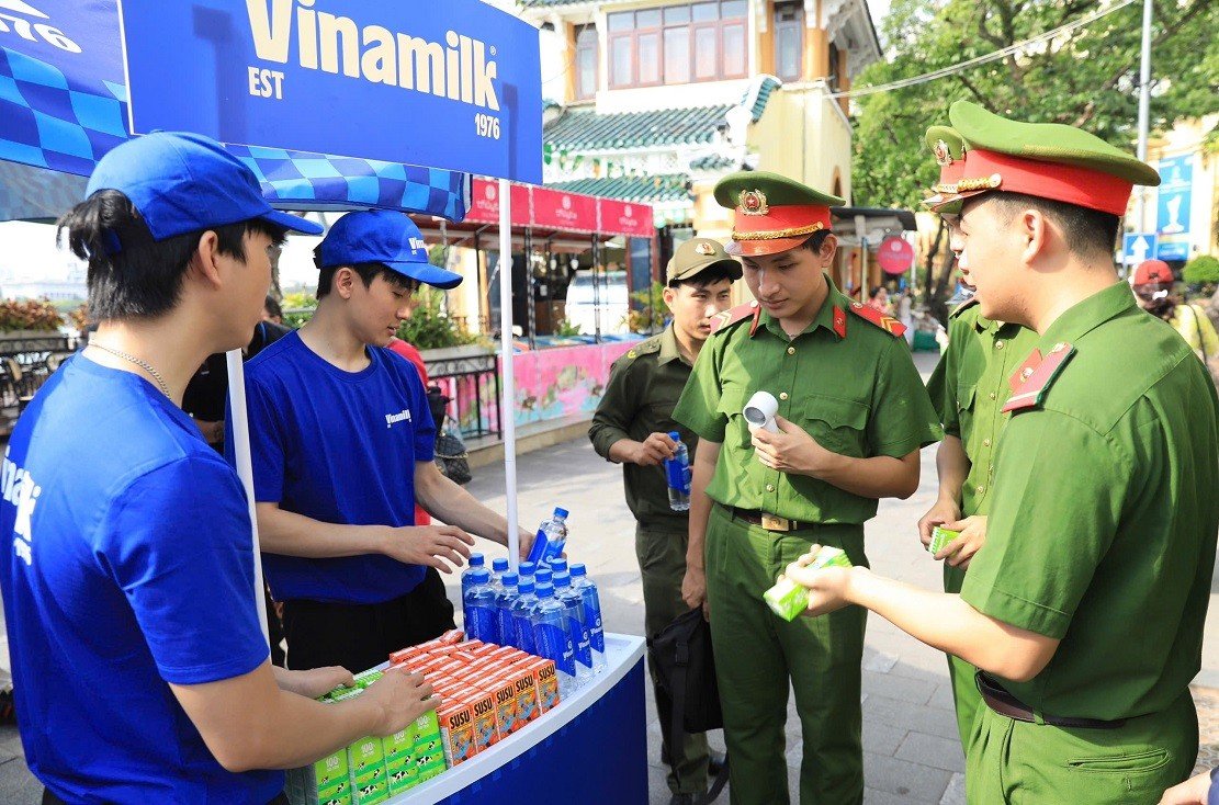 01-1780273518-40000-san-pham-dinh-duong-vinamilk-tiep-suc-chuong-trinh-to-quoc-binh-yen