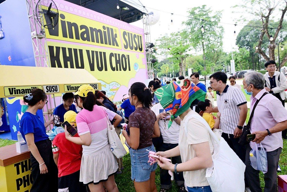 02-1780384930-vinamilk-cung-tre-em-tan-huong-ngay-hoi-mua-he-tai-phu-my-hung