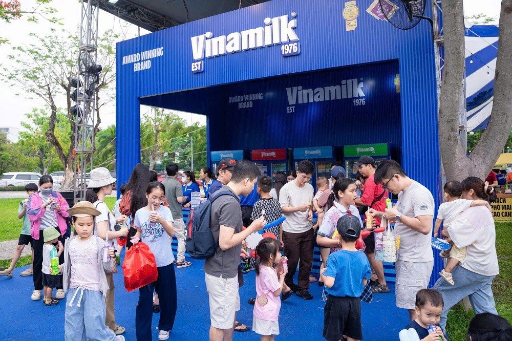 02-1780384930-vinamilk-cung-tre-em-tan-huong-ngay-hoi-mua-he-tai-phu-my-hung