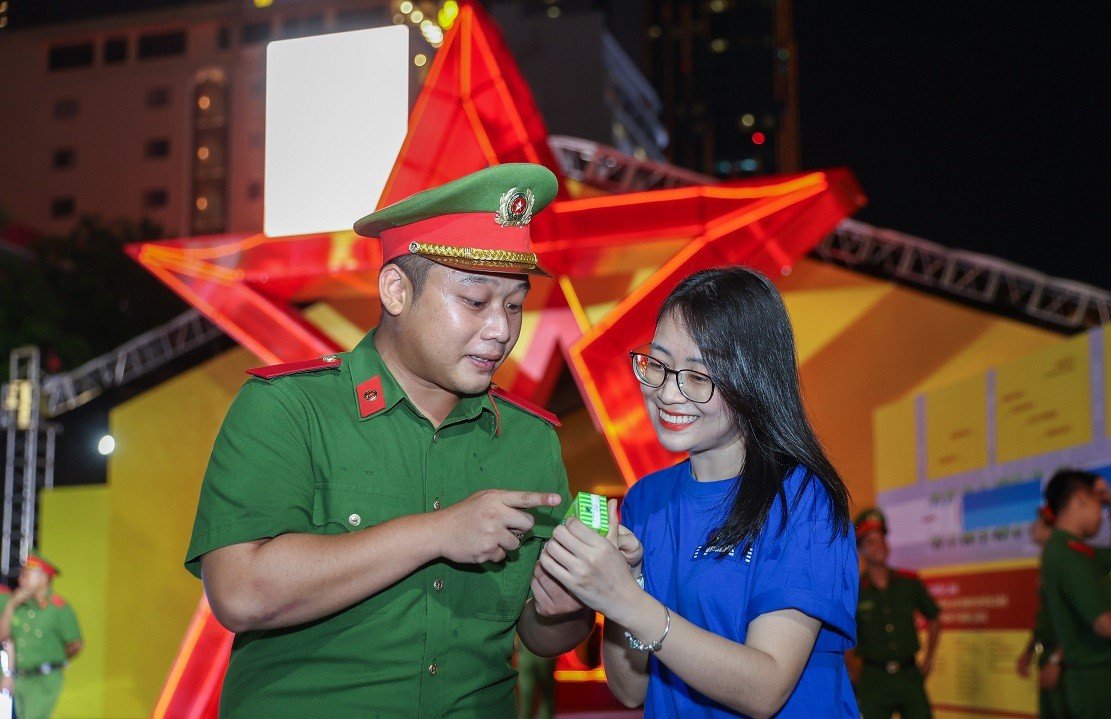 14-1781401738-vinamilk-mang-den-nhung-tram-tiep-nang-luong-giua-gala-to-quoc-binh-yen