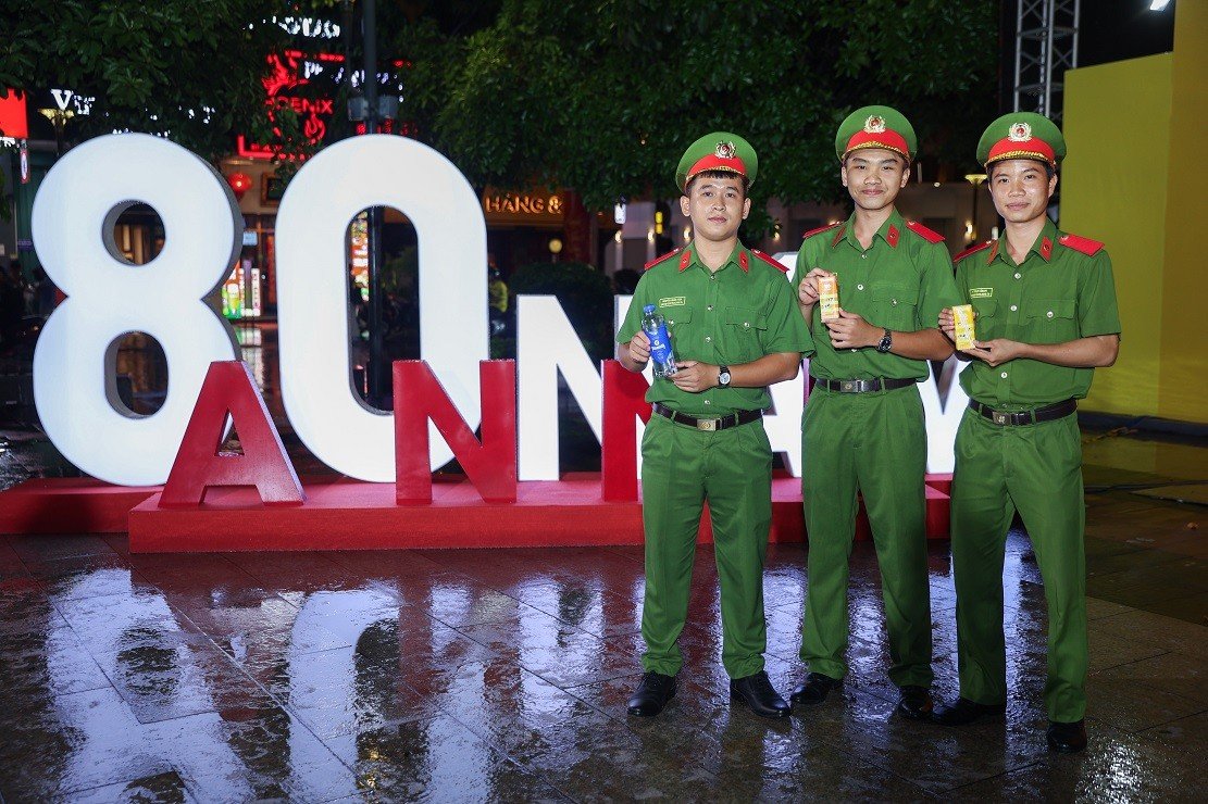 14-1781401826-vinamilk-mang-den-nhung-tram-tiep-nang-luong-giua-gala-to-quoc-binh-yen