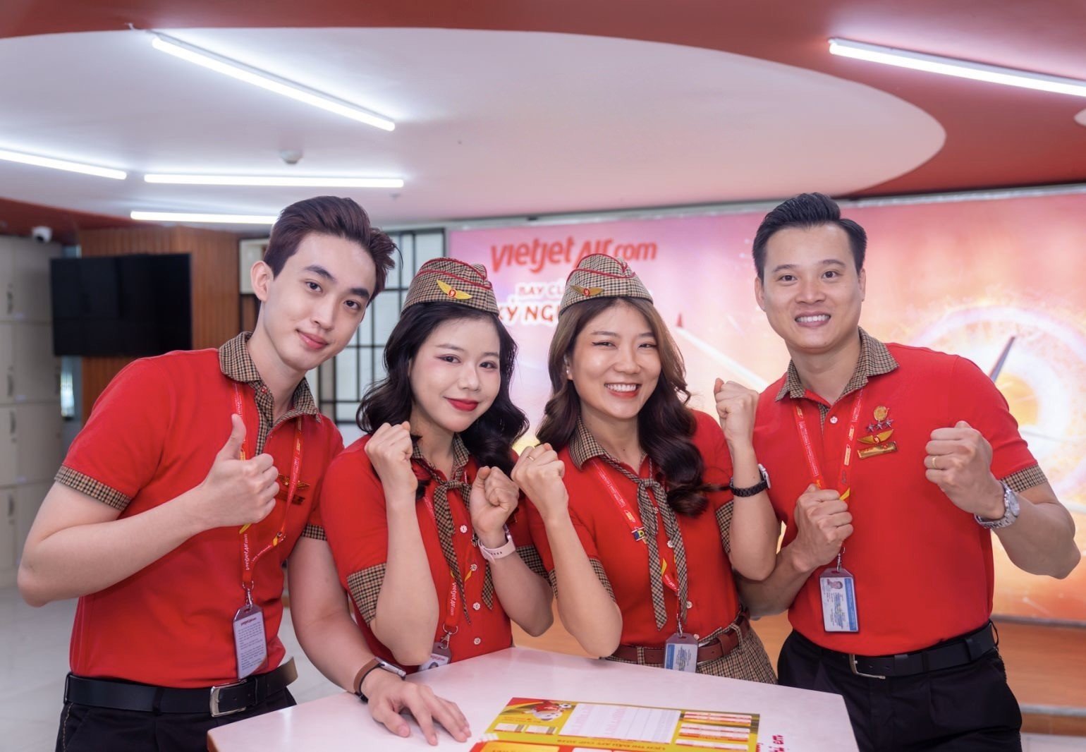 20-1781929394-bay-cung-vietjet-hoa-minh-vao-mua-le-hoi-bong-da-soi-dong-nhat-hanh-tinh