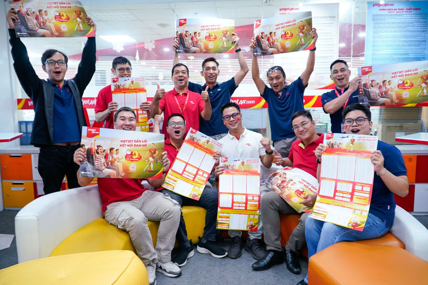 20-1781929394-bay-cung-vietjet-hoa-minh-vao-mua-le-hoi-bong-da-soi-dong-nhat-hanh-tinh
