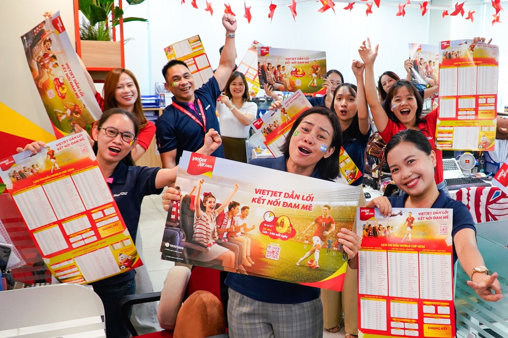 20-1781929394-bay-cung-vietjet-hoa-minh-vao-mua-le-hoi-bong-da-soi-dong-nhat-hanh-tinh