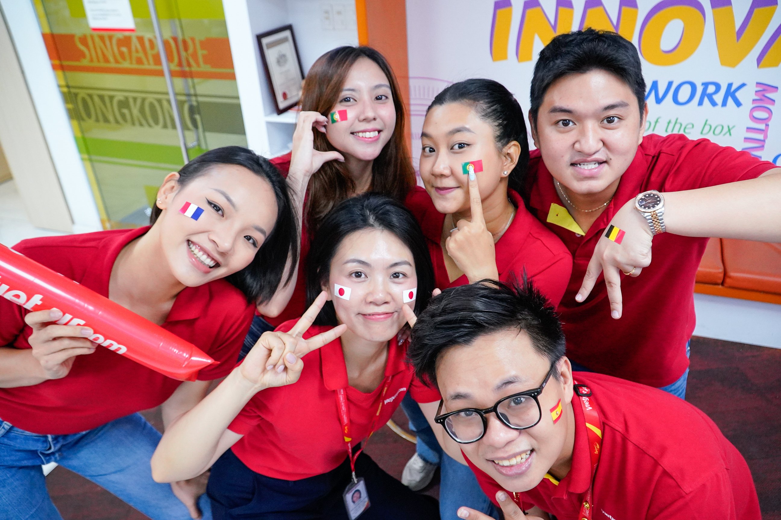 20-1781929394-bay-cung-vietjet-hoa-minh-vao-mua-le-hoi-bong-da-soi-dong-nhat-hanh-tinh