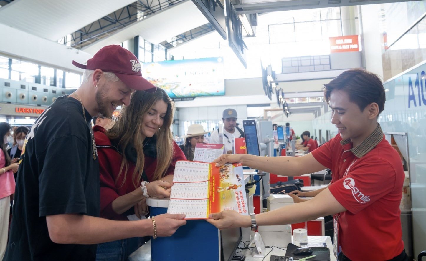 20-1781929394-bay-cung-vietjet-hoa-minh-vao-mua-le-hoi-bong-da-soi-dong-nhat-hanh-tinh
