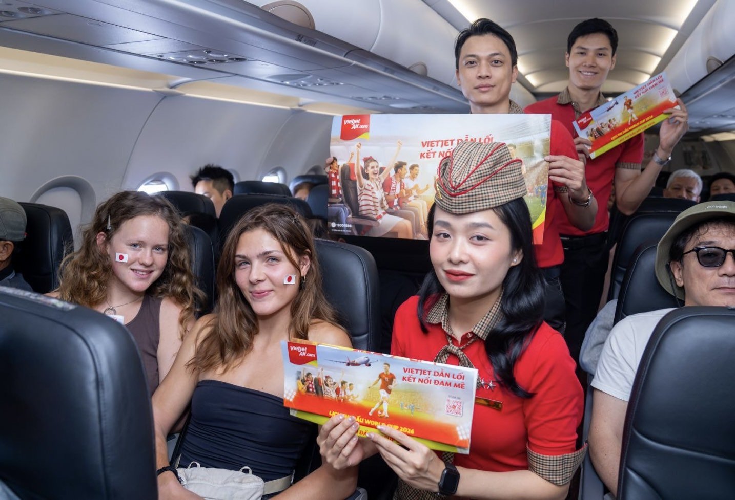 20-1781929394-bay-cung-vietjet-hoa-minh-vao-mua-le-hoi-bong-da-soi-dong-nhat-hanh-tinh