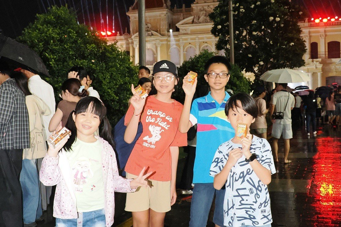 04-1783127343-vinamilk-phuc-vu-nguoi-dan-trong-dem-hoi-3d-mapping-mung-50-nam-thanh-pho-ho-chi-minh