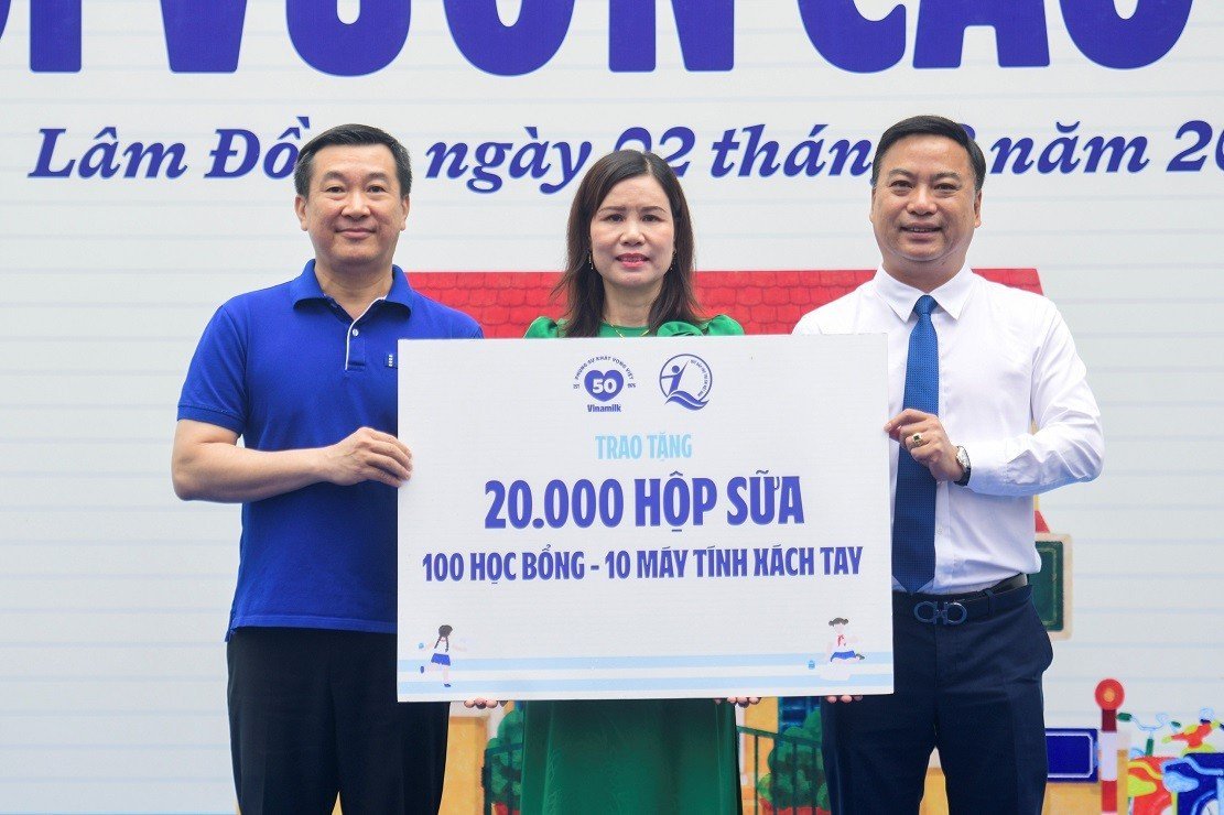 04-1785831791-50-nam-vinamilk-ben-bi-cham-soc-nen-tang-cho-the-he-viet-nam-tuong-lai