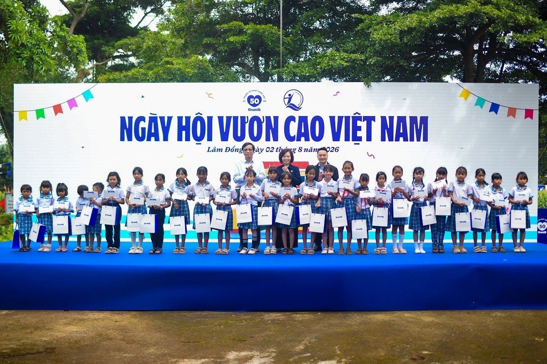 04-1785831691-50-nam-vinamilk-ben-bi-cham-soc-nen-tang-cho-the-he-viet-nam-tuong-lai