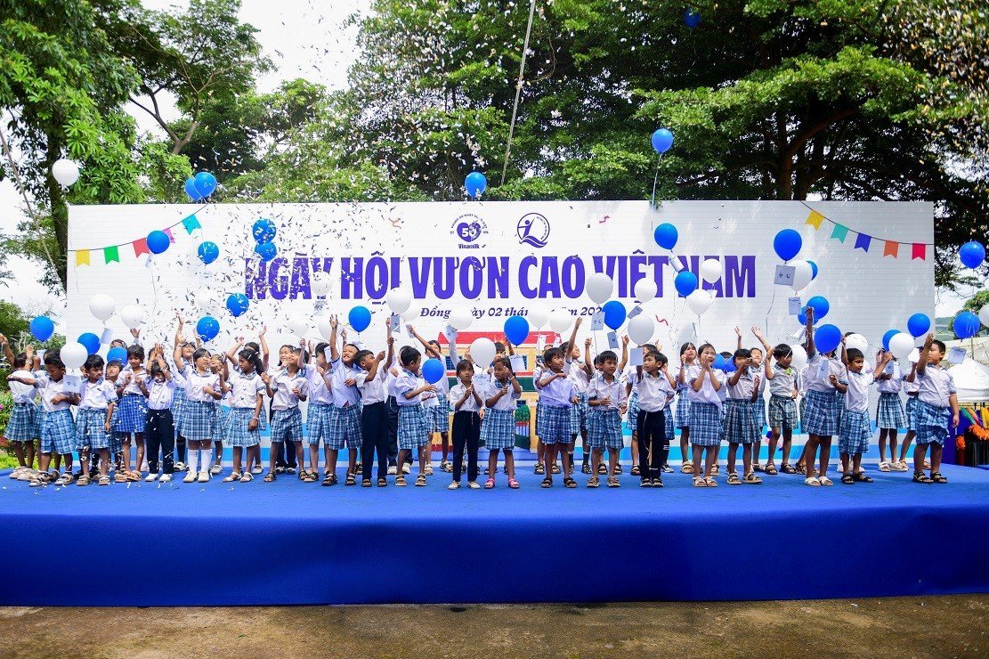 04-1785831501-50-nam-vinamilk-ben-bi-cham-soc-nen-tang-cho-the-he-viet-nam-tuong-lai