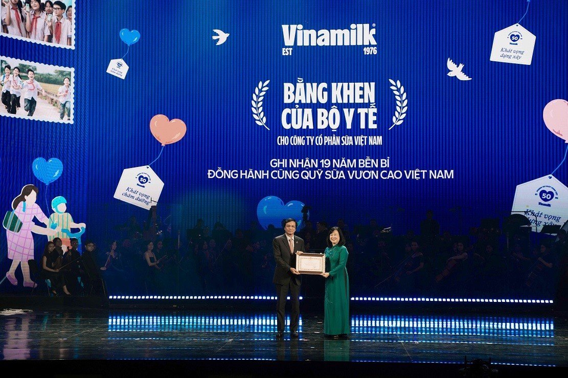 04-1785831445-50-nam-vinamilk-ben-bi-cham-soc-nen-tang-cho-the-he-viet-nam-tuong-lai