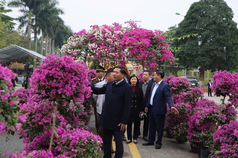 10-1786350534-bi-thu-xa-viet-facebook-nang-long-tri-an-nguoi-dan-truoc-khi-ve-pho