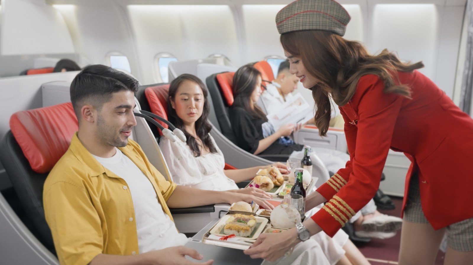 12-1786503587-tu-sac-do-tren-bau-troi-den-hang-bay-duoc-yeu-thich-vietjet-ghi-dau-an-toan-cau