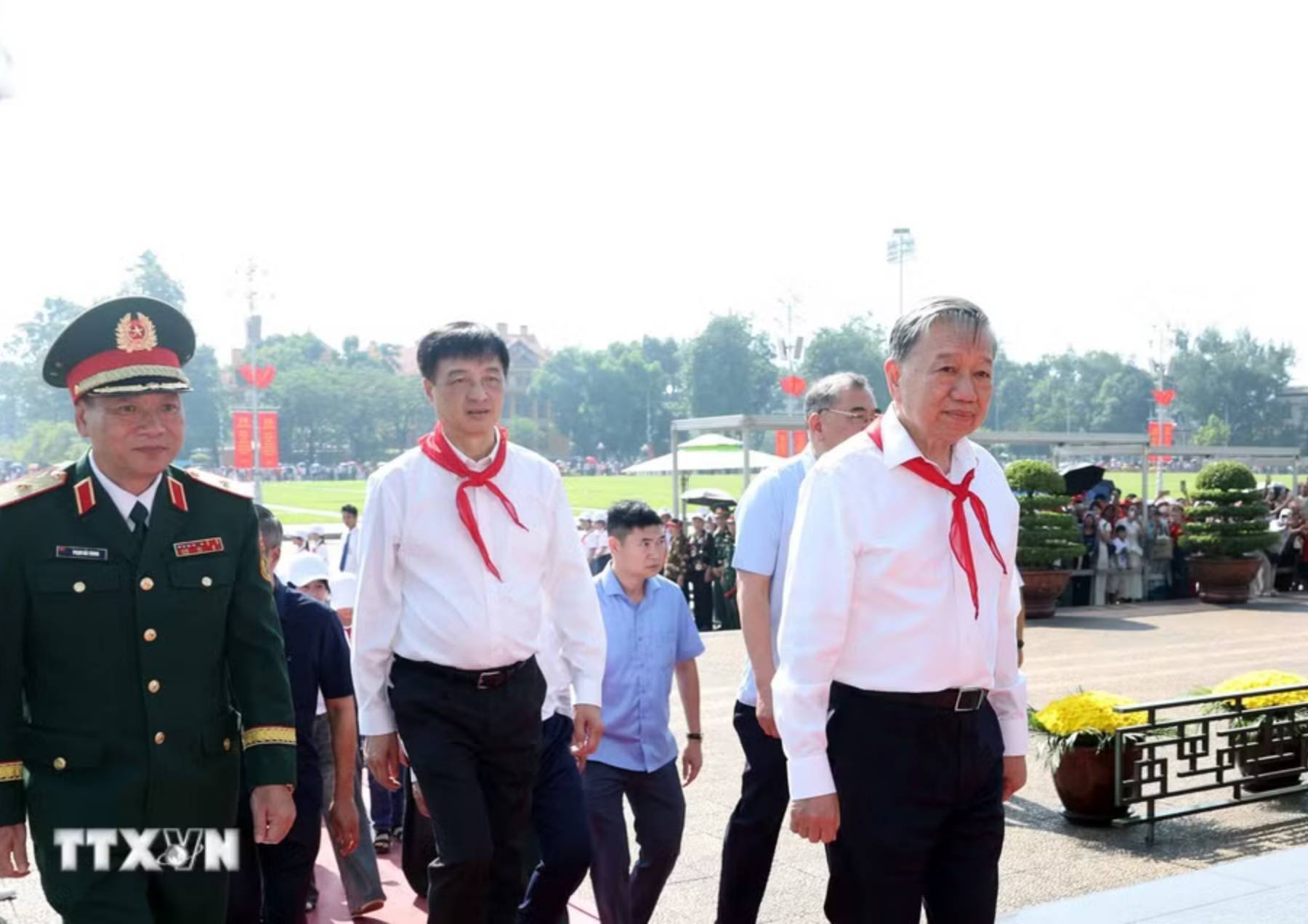 02-1788329772-tong-bi-thu-chu-tich-nuoc-to-lam-dang-huong-tuong-nho-chu-tich-ho-chi-minh