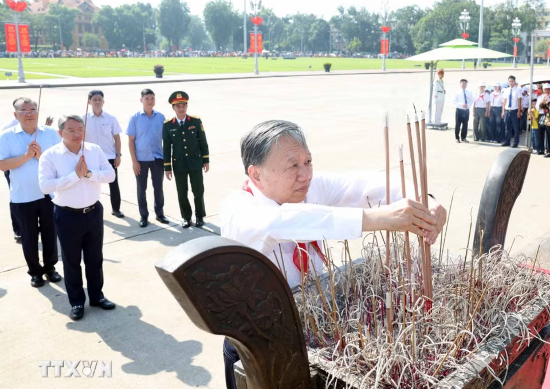 02-1788329783-tong-bi-thu-chu-tich-nuoc-to-lam-dang-huong-tuong-nho-chu-tich-ho-chi-minh
