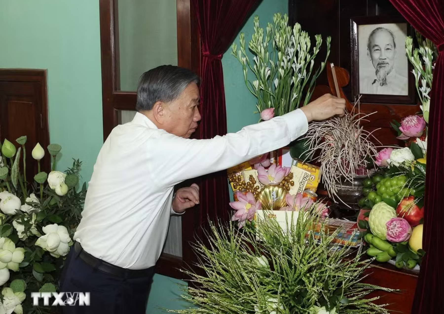 02-1788329803-tong-bi-thu-chu-tich-nuoc-to-lam-dang-huong-tuong-nho-chu-tich-ho-chi-minh