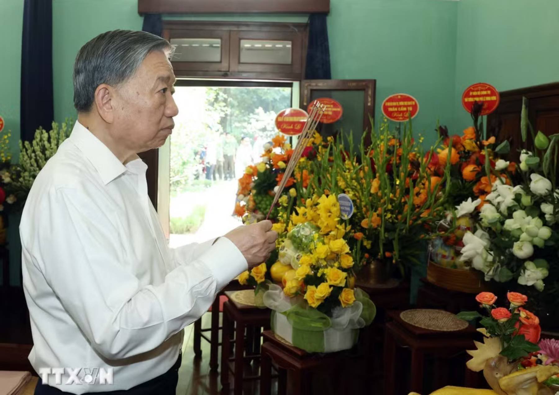 02-1788329814-tong-bi-thu-chu-tich-nuoc-to-lam-dang-huong-tuong-nho-chu-tich-ho-chi-minh