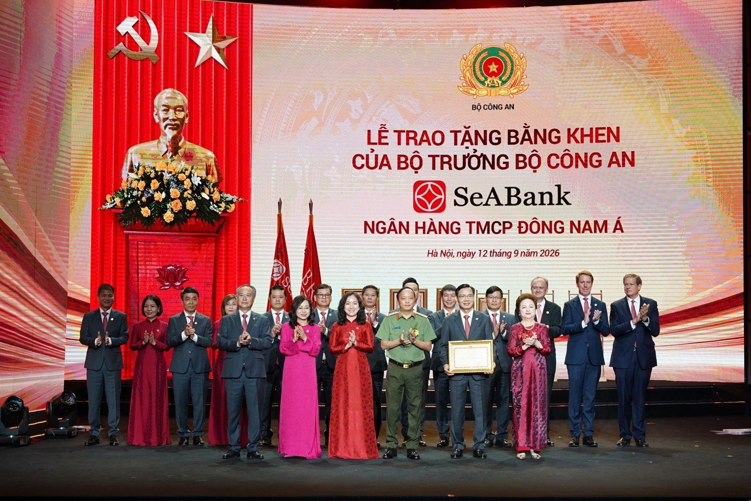 12-1789224989-doanh-nhan-nguyen-thi-nga-nhan-danh-hieu-anh-hung-lao-dong-thoi-ky-doi-moi