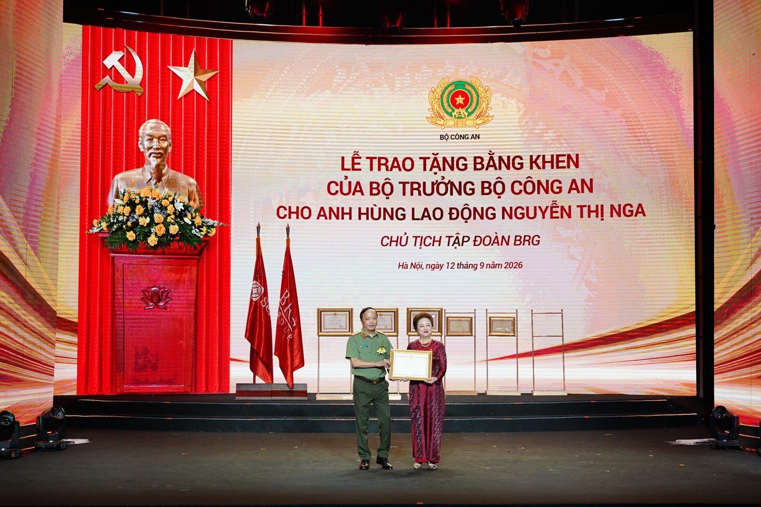 12-1789225117-doanh-nhan-nguyen-thi-nga-nhan-danh-hieu-anh-hung-lao-dong-thoi-ky-doi-moi