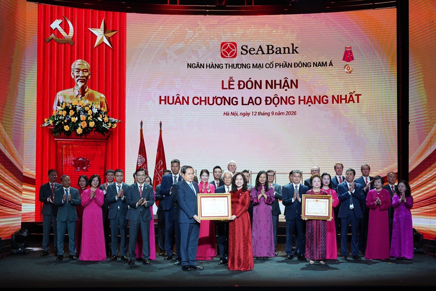 12-1789225157-doanh-nhan-nguyen-thi-nga-nhan-danh-hieu-anh-hung-lao-dong-thoi-ky-doi-moi