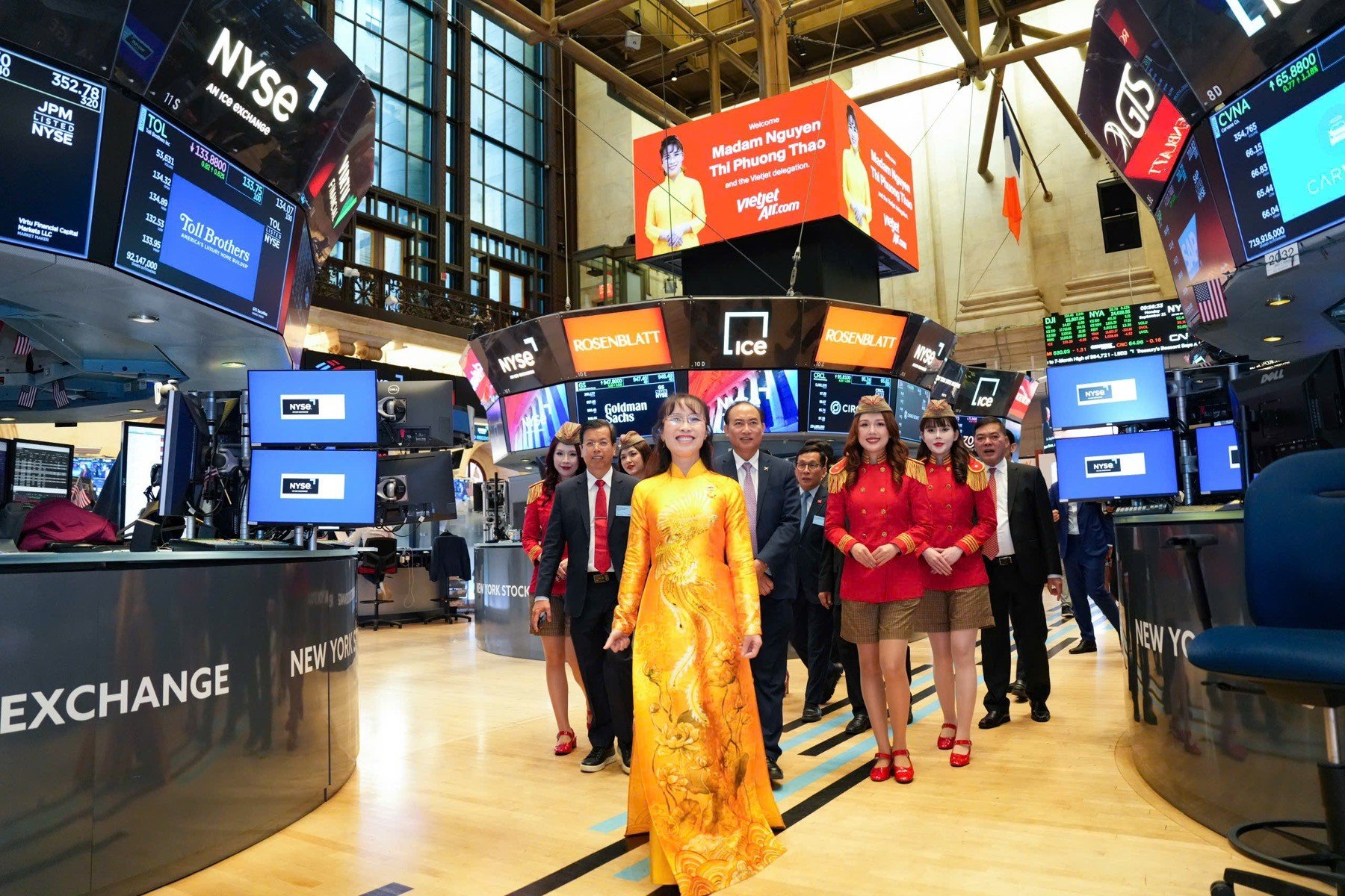 22-1790049072-nu-ty-phu-nguyen-thi-phuong-thao-tham-du-le-rung-chuong-nyse-cua-ngoai-truong-my-marco-rubio-vao-ngay-viet-nam-duoc-nang-hang-thi-truong-219