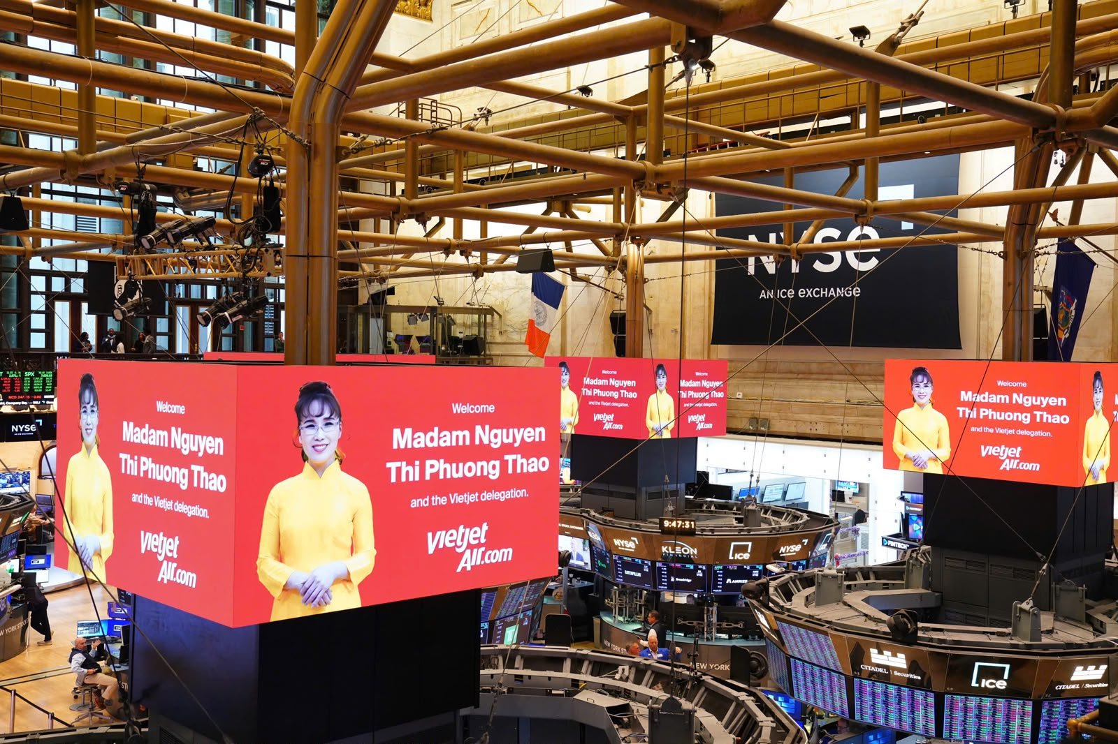22-1790049072-nu-ty-phu-nguyen-thi-phuong-thao-tham-du-le-rung-chuong-nyse-cua-ngoai-truong-my-marco-rubio-vao-ngay-viet-nam-duoc-nang-hang-thi-truong-219