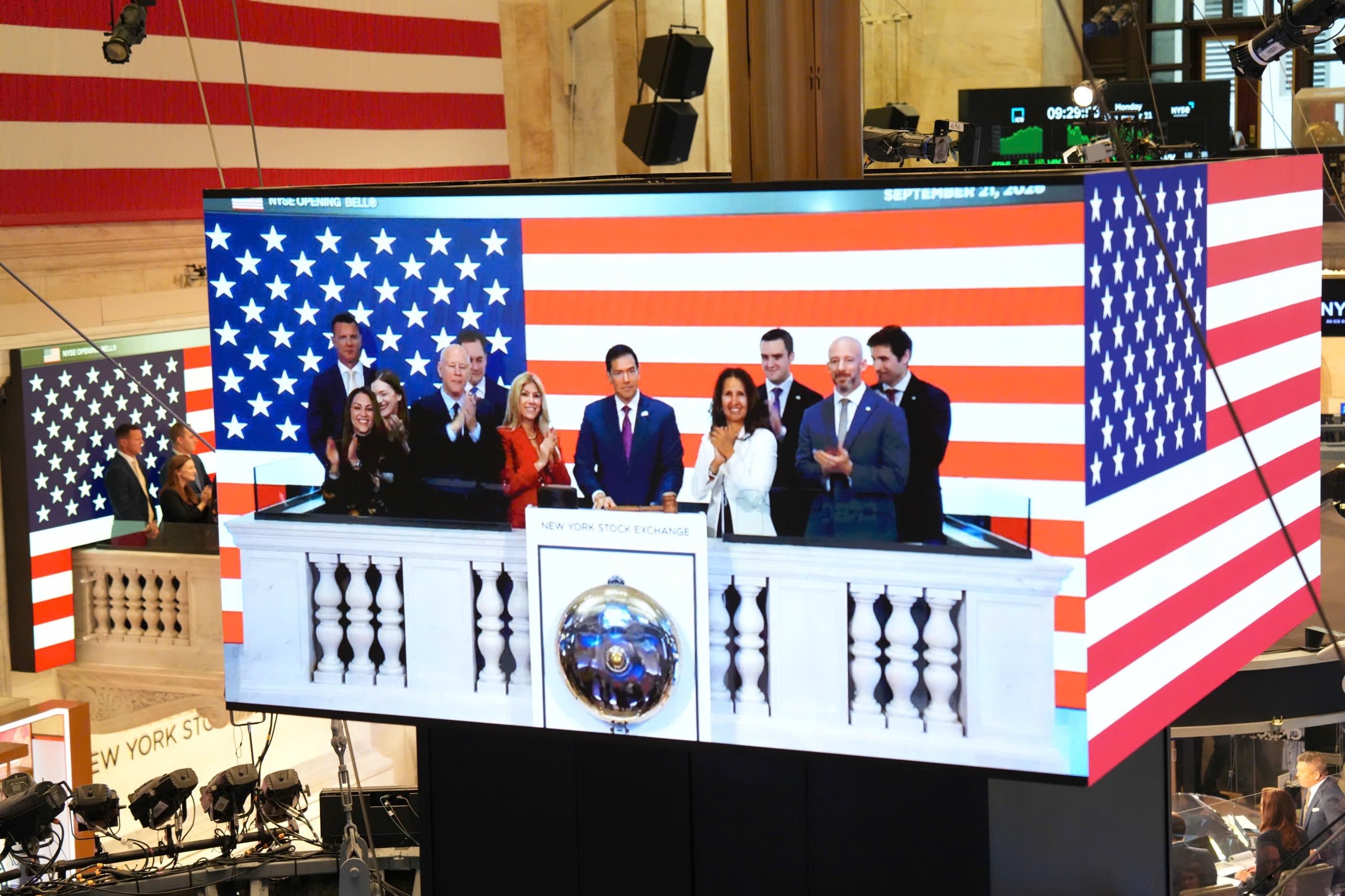 22-1790049072-nu-ty-phu-nguyen-thi-phuong-thao-tham-du-le-rung-chuong-nyse-cua-ngoai-truong-my-marco-rubio-vao-ngay-viet-nam-duoc-nang-hang-thi-truong-219