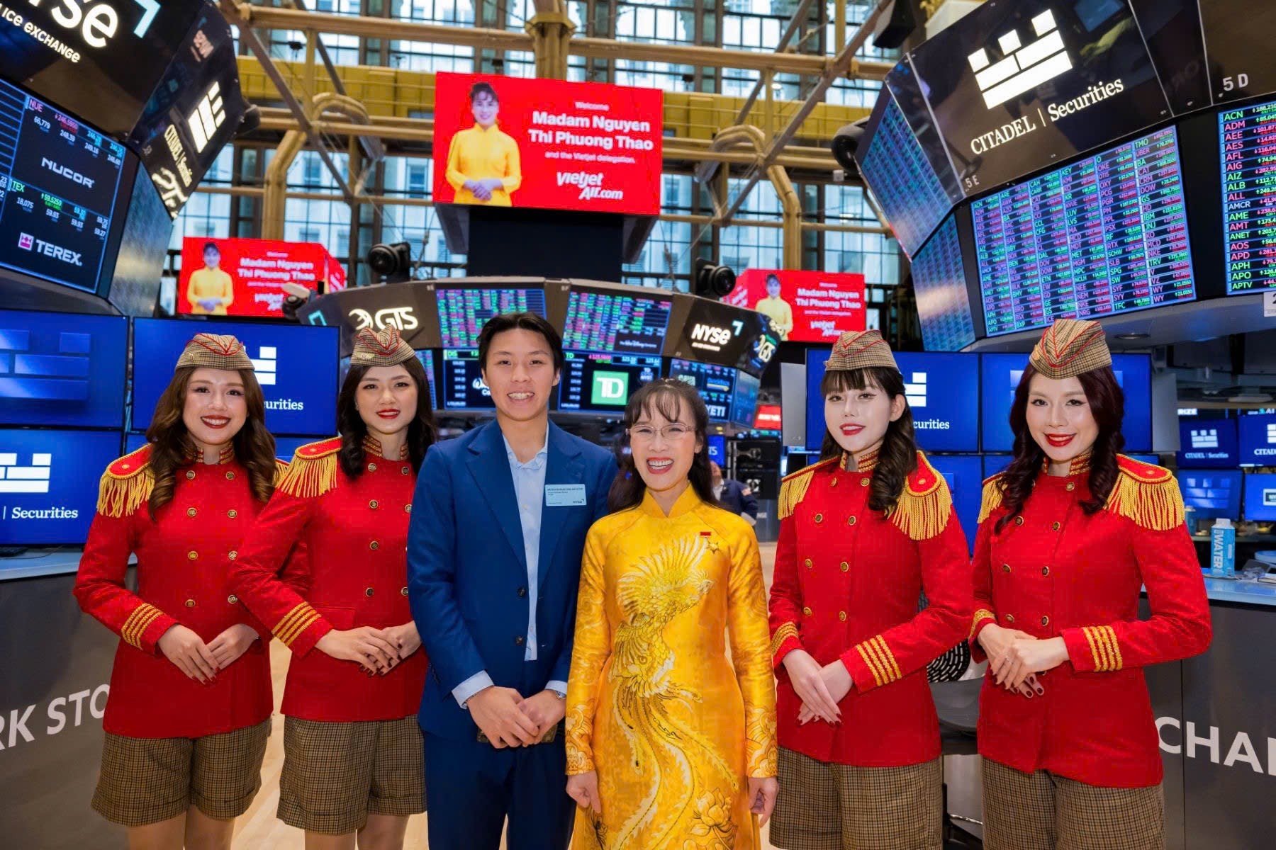 22-1790049072-nu-ty-phu-nguyen-thi-phuong-thao-tham-du-le-rung-chuong-nyse-cua-ngoai-truong-my-marco-rubio-vao-ngay-viet-nam-duoc-nang-hang-thi-truong-219