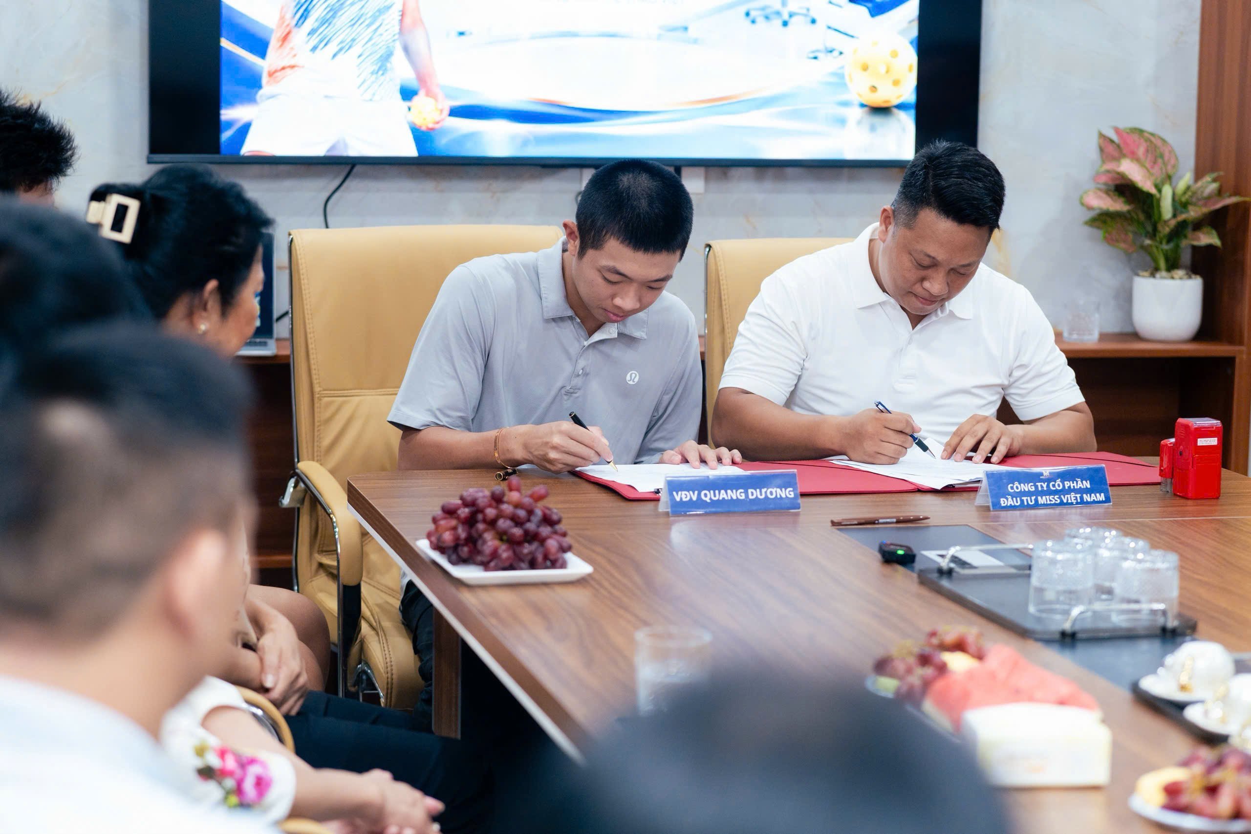 26-1790420583-miss-dental-va-cu-bat-tay-chien-luoc-voi-tay-vot-quang-duong-dua-nu-cuoi-viet-vuon-tam-quoc-te
