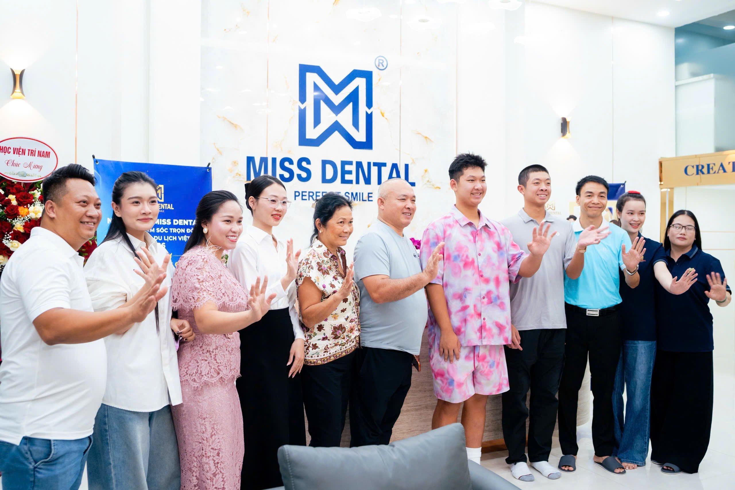 26-1790420657-miss-dental-va-cu-bat-tay-chien-luoc-voi-tay-vot-quang-duong-dua-nu-cuoi-viet-vuon-tam-quoc-te