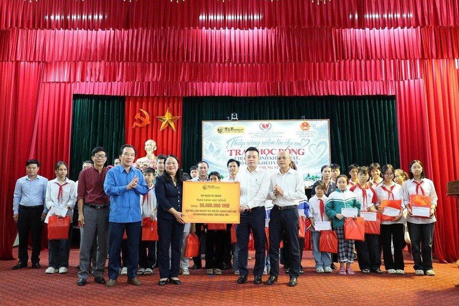 07-1791347660-tt-group-trao-100-suat-hoc-bong-cho-hoc-sinh-co-hoan-canh-kho-khan-tai-hung-yen