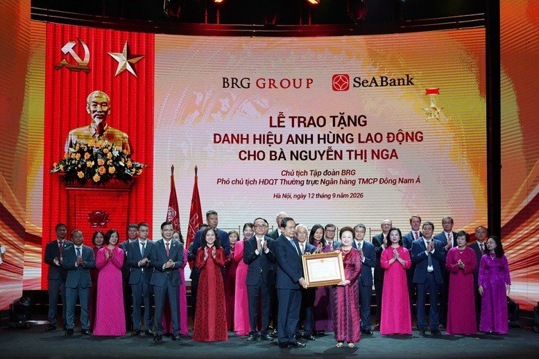 07-1791368351-chu-tich-tap-doan-brg-nguyen-thi-nga-duoc-phong-tang-danh-hieu-anh-hung-lao-dong-thoi-ky-doi-moi