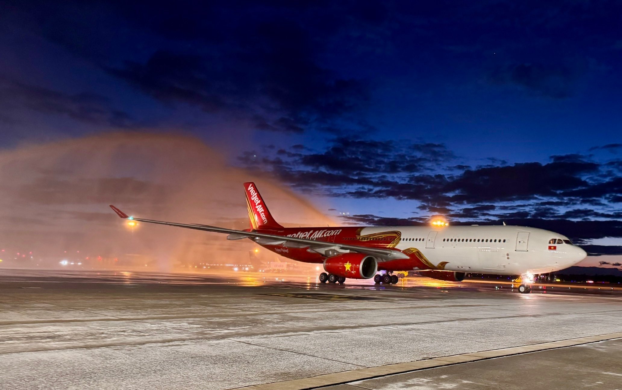 11-1791714192-vietjet-khai-truong-loat-duong-bay-ha-noi-almaty-ha-noi-praha-va-almaty-praha-tang-cuong-ket-noi-a-au