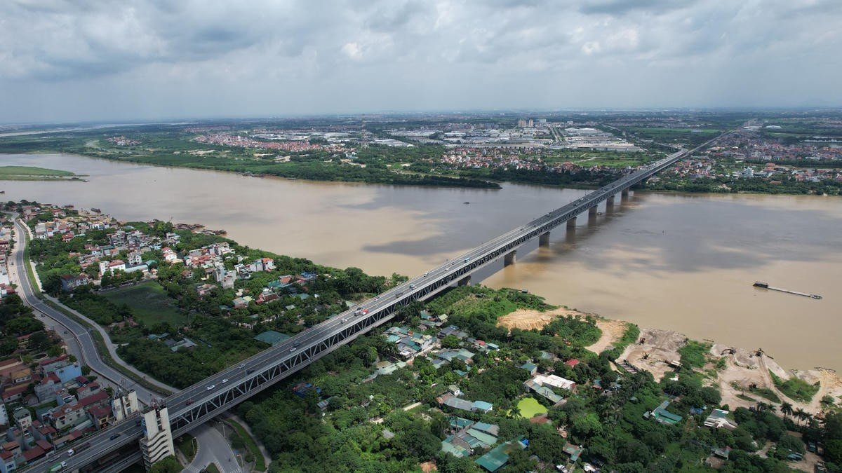 16-1792136013-ha-noi-cam-o-to-re-phai-len-cau-thang-long