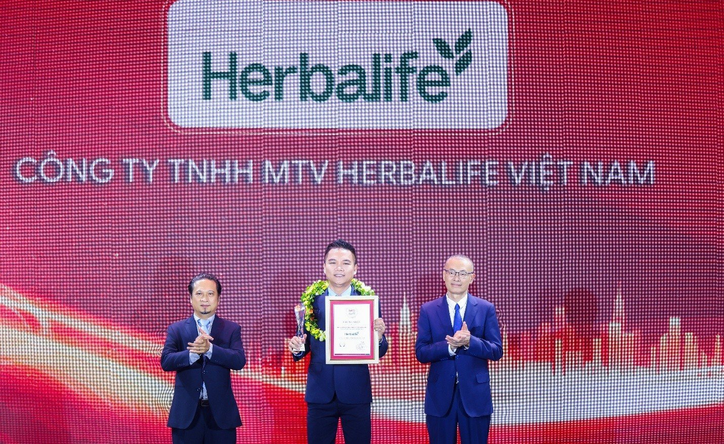 25-1792914887-herbalife-viet-nam-1enhan-giai-thuong-top-10-cong-ty-thuc-pham-uy-tin-nam-thu-6-lien-tiep