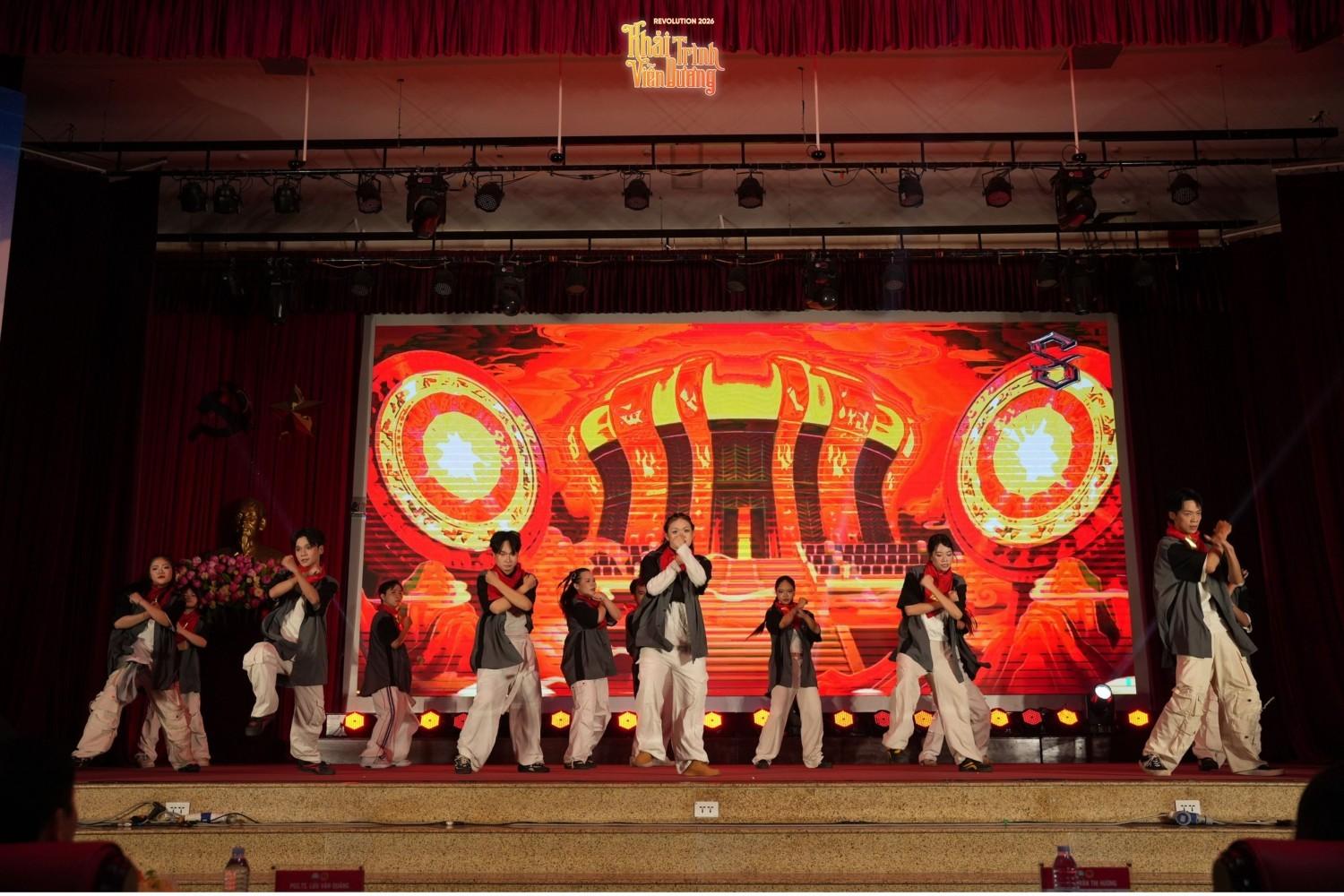29-1793252916-dai-nhac-hoi-revolution-2026-ban-hoa-ca-nghe-thuat-tiep-lua-cho-tan-sinh-vien-ajc