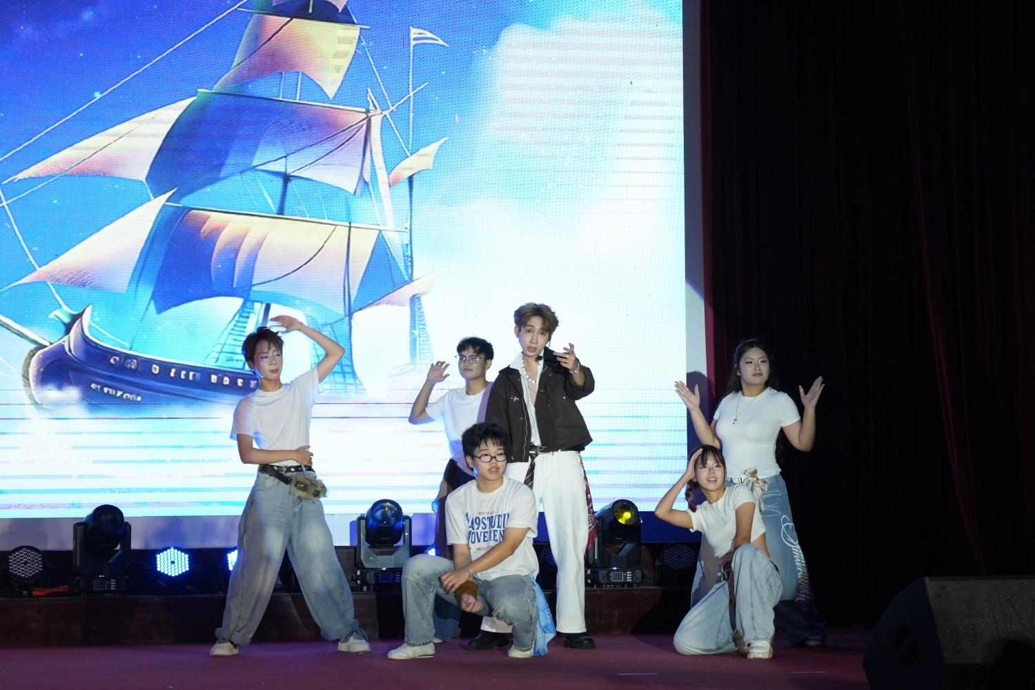 29-1793252985-dai-nhac-hoi-revolution-2026-ban-hoa-ca-nghe-thuat-tiep-lua-cho-tan-sinh-vien-ajc