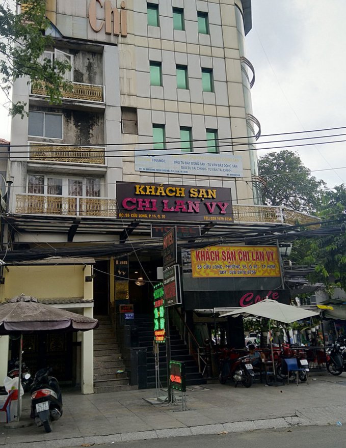 Đối với công trình xây dựng không phép nhà số F4B, đường Trường Sơn, phường 15, quận 10, UBND quận 10 đã ban hành Quyết định số 18443/QĐ-KPHQ ngày 11/12/2019 đối với ông Nguyễn Văn Hữu về hành vi tổ chức thi công xây dựng không có giấy phép xây dựng.